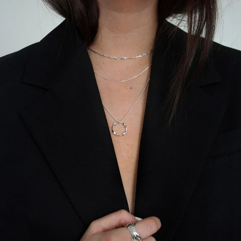 Collar de Círculo Abierto de Tres Filas
