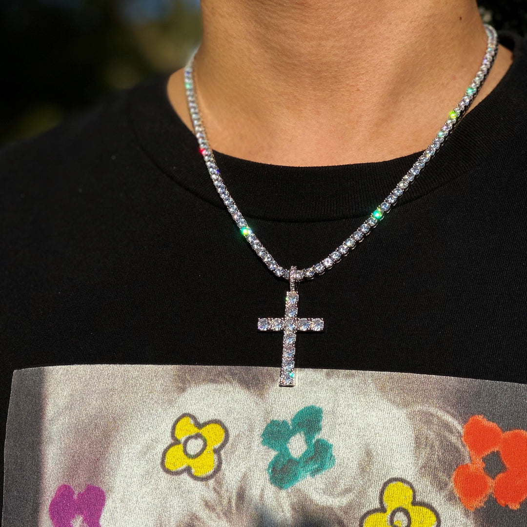 Collar de cruz de moissanita