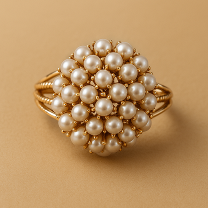 Anillo con perlas incrustadas