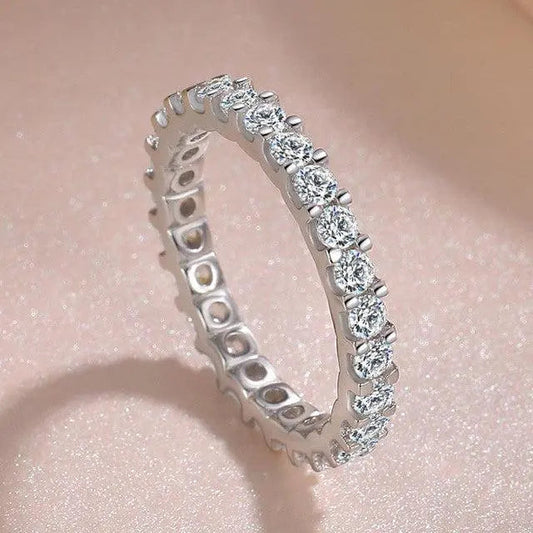 Anillo de plata con incrustación de zirconia