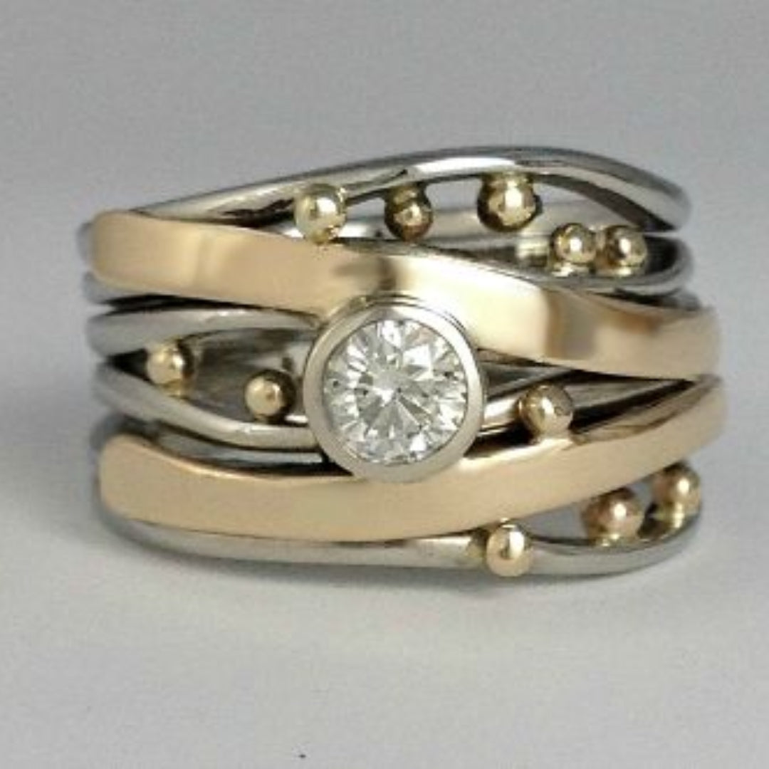 Anillo vintage de oro con circonitas incrustadas