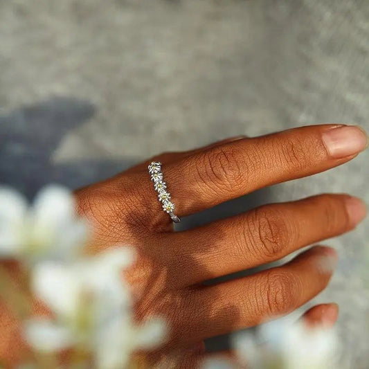 Anillo ajustable de plata y esmalte pintado a mano con margaritas