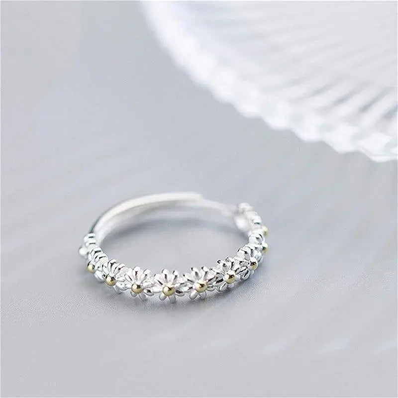 Anillo ajustable de plata y esmalte pintado a mano con margaritas