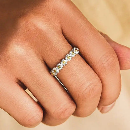 Anillo ajustable de plata y esmalte pintado a mano con margaritas