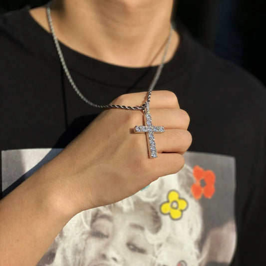 Collar de cruz de moissanita