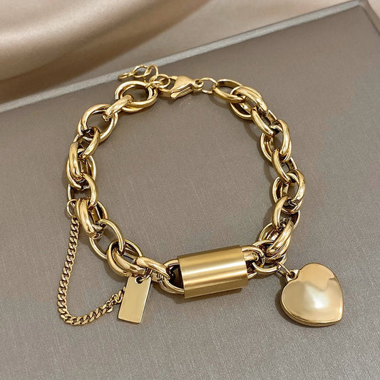 Pulsera gruesa con corazones