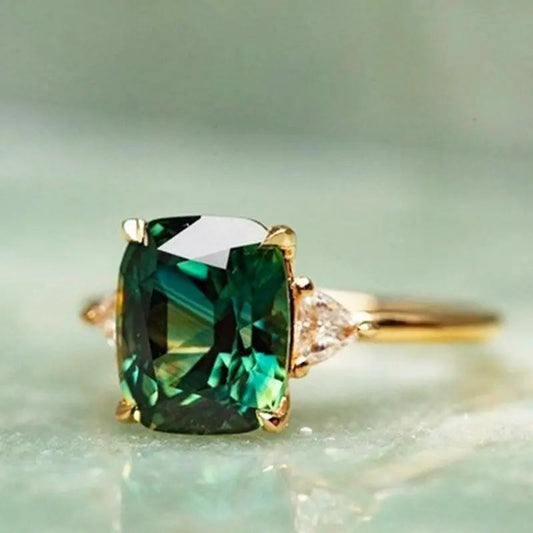 Anillo cuadrado elegante con esmeralda