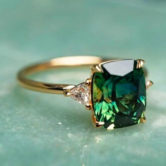 Anillo cuadrado elegante con esmeralda