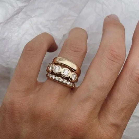 Juego de anillos de oro forjado brillante