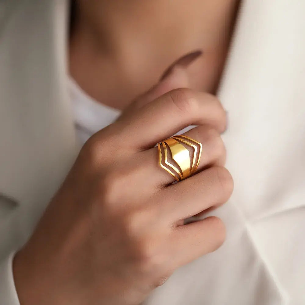 Anillo llamativo de oro elegante