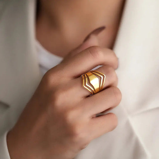 Anillo llamativo de oro elegante